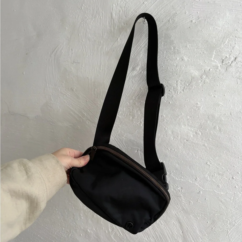 Lululemon everywhere belt bag in black - Picture 7 of 8